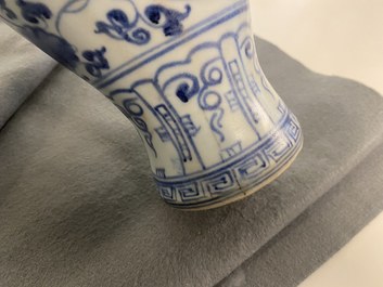 Un vase de forme 'meiping' en porcelaine de Chine en bleu et blanc, Ming